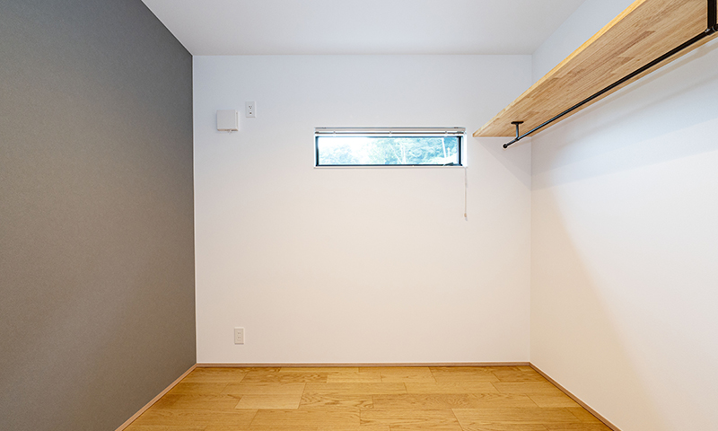 2階 各部屋ごとに壁紙を変えています。
落ち着いた壁紙の色に長方形の窓、作り付けの棚とポールがおしゃれ。