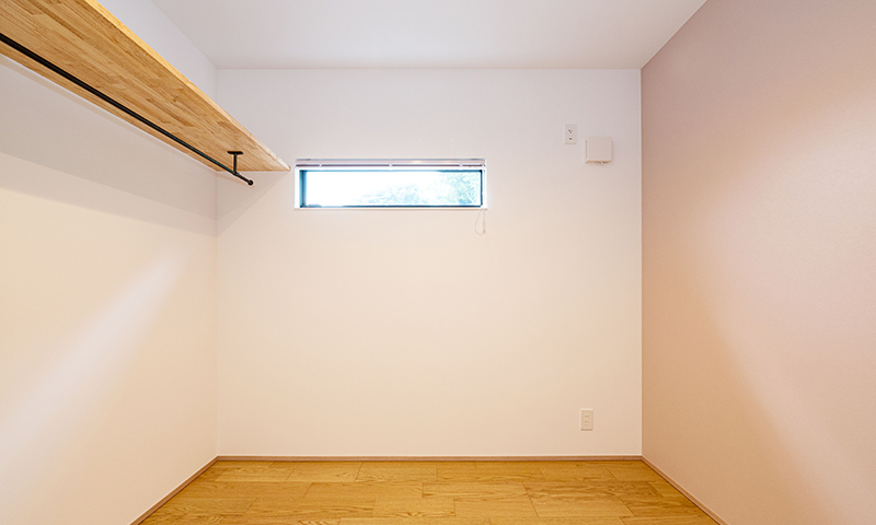 2階 各部屋ごとに壁紙を変えています。
柔らかな壁紙の色に長方形の窓、作り付けの棚とポールがおしゃれ。